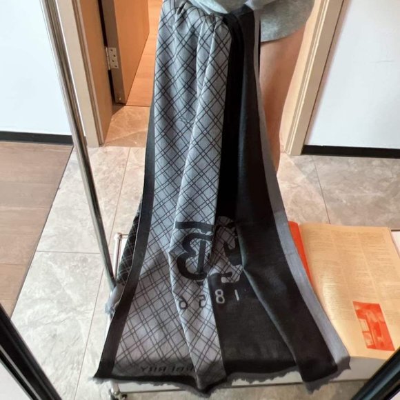 ๐โจAUTHENTICโจ๐Burberry scarf - Picture 4 of 4